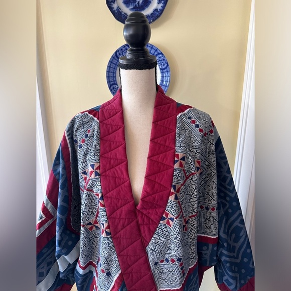 Beautiful Vintage Handmade Quilted Kimono Pullover Poncho with Uneven Hem - Picture 3 of 6